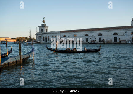 Gondeln und Punta della Dogana, Dorsoduro Stockfoto