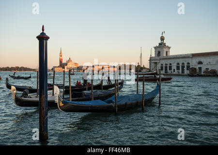 Gondeln und Punta della Dogana, Dorsoduro Stockfoto