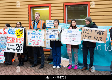 Milton Keynes Hospital, Milton Keynes, UK. 10. Februar 2016. Ärzte streiken montieren Sie eine Mahnwache und halten Schilder außen Milton Keynes Krankenhaus. Bildnachweis: David Isaacson/Alamy Live-Nachrichten Stockfoto