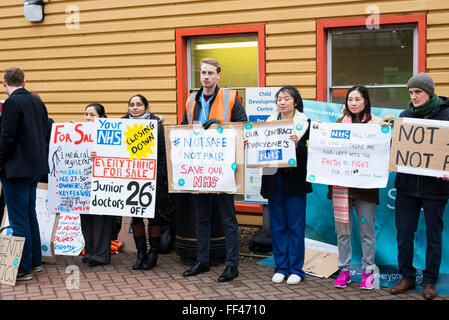 Milton Keynes Hospital, Milton Keynes, UK. 10. Februar 2016. Ärzte streiken montieren Sie eine Mahnwache und halten Schilder außen Milton Keynes Krankenhaus. Bildnachweis: David Isaacson/Alamy Live-Nachrichten Stockfoto