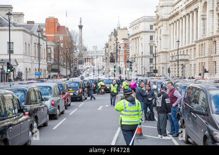 London, UK. 10. Februar 2016. Schwarzes Taxi Taxifahrer halten einen Bummelstreik Protest in Whitehall aus Protest gegen mangelnde staatliche Kontrolle des Minicab app Uber. Bildnachweis: Mark Kerrison/Alamy Live-Nachrichten Stockfoto