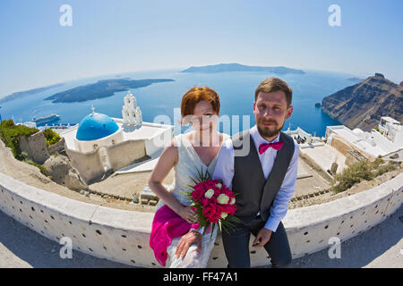 Junge Brautpaar zu Fuß auf der Insel Santorini, Griechenland Stockfoto