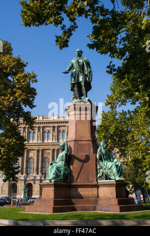 Statue von Graf István Széchenyi außerhalb der ungarischen Akademie der Wissenschaften, Budapest, Ungarn Stockfoto