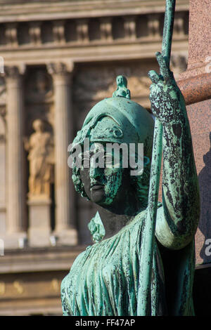 Minerva-Figur auf dem Sockel der Statue des Grafen István Széchenyi außerhalb der ungarischen Akademie der Wissenschaften, Budapest, Ungarn Stockfoto