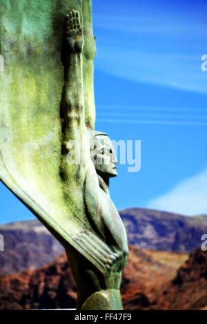 Bild eines Art-Déco-Stil Winkel Statue befindet sich neben dem Hoover-Staudamm. Stockfoto
