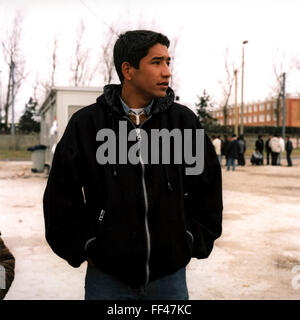 Arzad, ein 15-Year-Old afghanische Flüchtlinge in Calais, Frankreich. Arzad versucht, einen Weg finden, schmuggeln sich in das Vereinigte Königreich, so dass er Asyl zu beantragen. Die Mehrheit der Flüchtlinge finden Räume auf Lastwagen zu verstecken. Nach das Flüchtlingslager Sangatte geschlossen lebten durchschnittlich 200 Flüchtlinge auf der Straße von Calais, ohne Nahrung, Geld oder Unterkunft, versuchen die meisten Nächte, nach Großbritannien zu bekommen.  Es gab viele verschiedene Nationalitäten, vor allem Iraker und Afghani, aber auch Sudanesen, palästinensischen und Türkisch. 95 % sind männlich, zwischen 16 und 50 Jahren. Stockfoto