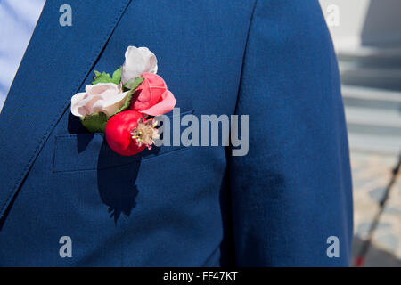 Boutonniere Blume auf Jacke Hochzeit Bräutigam Stockfoto