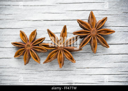 Gewürze. Anis Sterne auf dem Vintage Holz Hintergrund Stockfoto