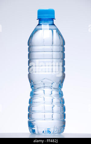 blaue Flasche Wasser auf weißem Hintergrund Stockfoto