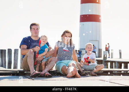 Familie auf dem Pier am Leuchtturm, sonnigen Sommertag Stockfoto