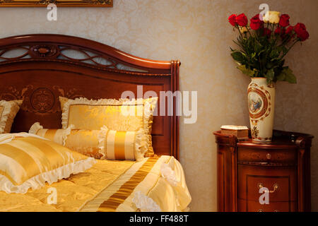 Strauß Rosen aus den Betten in modernen Schlafzimmer