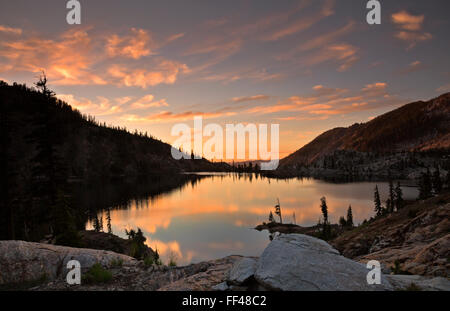 CA02781-00... Kalifornien - Sonnenuntergang am Caribou Lake im Trinity Alpen Wildnisgebiet der Shasta-Dreiheit National Forest. Stockfoto