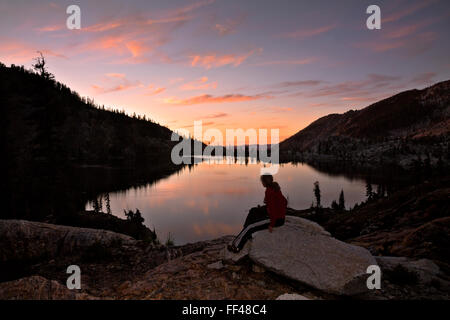 CA02783-00... Kalifornien - Sonnenuntergang am Caribou Lake im Trinity Alpen Wildnisgebiet der Shasta-Dreiheit National Forest. Stockfoto