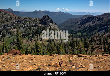 Kalifornien - Bär-Becken und die Bear Creek Valley mit Mount Shasta im Abstand von sieben bis Trail; Dreiheit-Alpen. Stockfoto