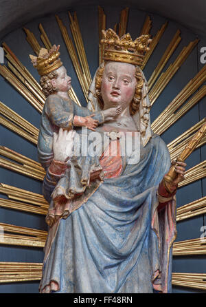 NEUBERG AN DER Murs, Österreich - 13. September 2015: Die geschnitzte polychrome gotische Statue des "Neuberger Madonna" aus dem Jahr 1344. Stockfoto