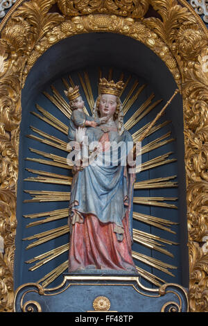 NEUBERG AN DER Murs, Österreich - 13. September 2015: Die geschnitzte polychrome gotische Statue des "Neuberger Madonna" aus dem Jahr 1344. Stockfoto