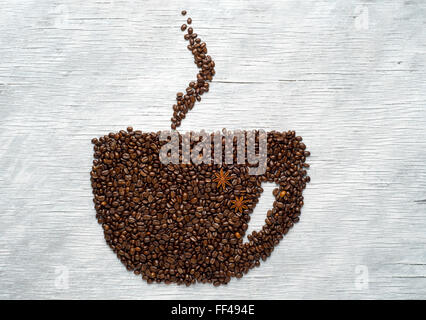 Bild einer Tasse Kaffee aus Bohnen auf dem Brett Stockfoto