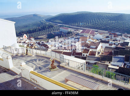 Übersicht von oben und Olivenhainen. Espejo, Provinz Córdoba, Andalusien, Spanien. Stockfoto