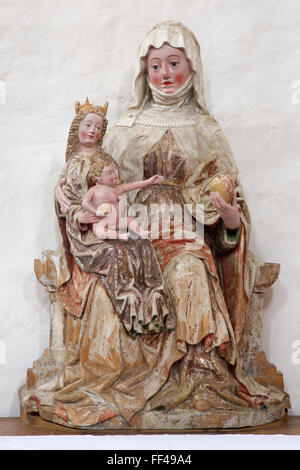 NEUBERG AN DER Murs, Österreich - 13. September 2015: Die geschnitzte polychrome Statue von St. Ann vom 17. zent im Dom von Neuberg. Stockfoto