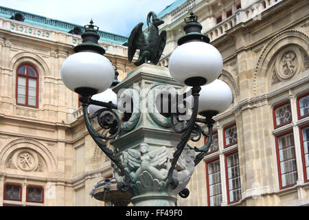 Dekorationen auf die Lampe vor der Oper Wien Stockfoto