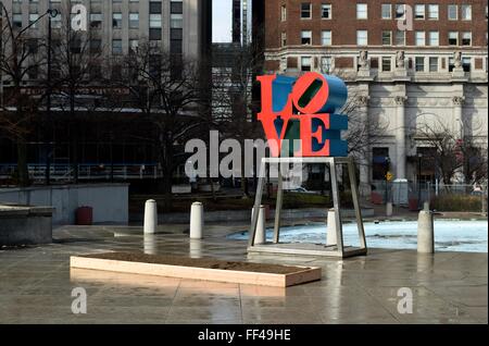 Philadelphia, PA, USA. 10. Februar 2016. Die legendären Liebe Statue von Robert Indiana an seiner Stelle im JFK Plaza (aka LOVE Park (, in Center City Philadelphia. Vertreter der Stadt den ersten Spatenstich für die Sanierung des Center City Philadelphia, Park am 10. Februar. In das Design eingearbeitet werden eine renovierte Untertasse, jetzt Gehäuse Visitors Center, besseren Zugang und offene Sichtlinien. Bildnachweis: Bastiaan Slabbers/Alamy Live-Nachrichten Stockfoto