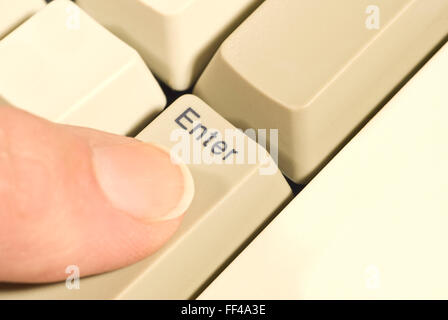 Finger drücken ENTER-Taste Stockfoto