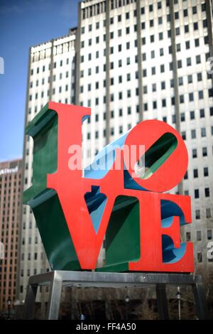 Philadelphia, PA, USA. 10. Februar 2016. Die legendären Liebe Statue von Robert Indiana an seiner Stelle im JFK Plaza (aka LOVE Park (, in Center City Philadelphia. Vertreter der Stadt den ersten Spatenstich für die Sanierung des Center City Philadelphia, Park am 10. Februar. Bildnachweis: Bastiaan Slabbers/Alamy Live-Nachrichten Stockfoto