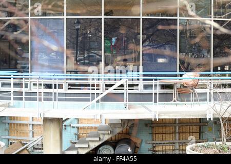 Philadelphia, PA, USA. 10. Februar 2016. Robert Indianas legendären Liebe Statue wird im Fenster des Besucherzentrums reflektierten gesehen. JFK Plaza, der offizielle Name des Parks, der Staat und das Besucherzentrum werden Teil der angekündigten Sanierung der Mittelstadt-Philadelphia-Park für die Vertreter der Stadt Boden am 10. Februar 2016 brach. Bildnachweis: Bastiaan Slabbers/Alamy Live-Nachrichten Stockfoto