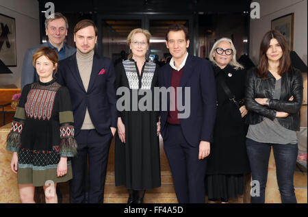 Berlin, Deutschland. 10. Februar 2016. 66. Internationalen Filmfestspiele in Berlin, Deutschland, 10. Februar 2016. Die internationale Jury, einschließlich Alba Rohrwacher (L-R), Nick James, Lars Eidinger, Meryl Streep, Clive Owen, Brigitte Lacombe und Malgorzata Szumowska. Die Berlinale läuft vom 11. Februar bis 21. Februar 2016. Foto: mICHAEL KAPPELER/Dpa/Alamy Live News Stockfoto