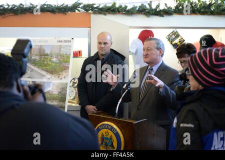 Philadelphia, PA, USA. 10. Februar 2016. Philadelphia-Bürgermeister Jim F. Kenney ist gesehen macht eine Ankündigung im Rahmen einer Pressekonferenz vor 10. Februar 2016 bahnbrechende Zeremonie für die Sanierung des JFK Plaza (aka LOVE Park), im Zentrum Stadt Philadelphia, PA. Der Bürgermeister von Philadelphia gab bekannt, dass das Verbot von skateboarding im öffentlichen Park vorübergehend aufgehoben wird, bis der Bau am 15. Februar beginnt... Die Idee stammt von Franklins Paine Skatepark Fonds Vorstandsmitglied Jesse Rendell, Esq Credit: Bastiaan Slabbers/Alamy Live News Stockfoto