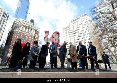 Philadelphia, PA, USA. 10. Februar 2016. Vertreter der Stadt, einschließlich Philadelphia Bürgermeister Jim Kenney (gesehen 6. von links), Spatenstich für die Sanierung des LOVE Park, offiziell JFK Plaza befindet sich im Herzen von Center City Philadelphia, PA. Bildnachweis: Bastiaan Slabbers/Alamy Live-Nachrichten Stockfoto