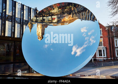 Blick auf den Himmel Spiegel am Nottingham Playhouse. Stockfoto