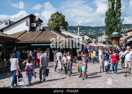 Passanten am wichtigsten Platz der Bascarsija historischen Viertel in Sarajevo, Bosnien und Herzegowina Stockfoto