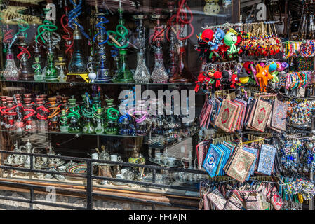 Wasserpfeifen im Souvenir-Shop auf dem wichtigsten Platz der Bascarsija historischen District in Sarajevo, Bosnien und Herzegowina Stockfoto