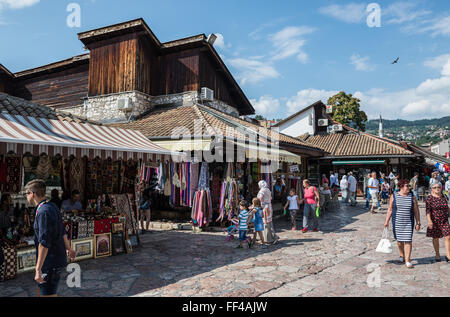 Souvenir-Shops auf dem wichtigsten Platz der Bascarsija historischen District in Sarajevo, Bosnien und Herzegowina Stockfoto