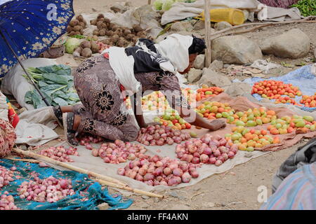 SENBETE, Äthiopien-März 24: Frau legt ihr Gemüse-Verkauf am Sonntag Markt, wo die Oromo-Amhara-Ferne Völker treffen, stall Stockfoto