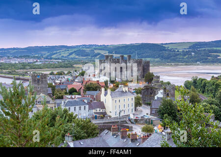 Conwy Castle von Stadtmauern, Conwy, Wales, Vereinigtes Königreich, Europa gesehen. Stockfoto