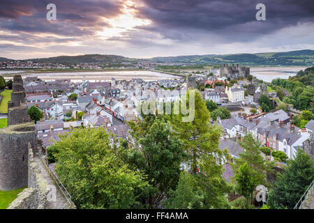 Conwy Castle von Stadtmauern, Conwy, Wales, Vereinigtes Königreich, Europa gesehen. Stockfoto