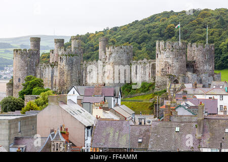 Conwy Castle von Stadtmauern, Conwy, Wales, Vereinigtes Königreich, Europa gesehen. Stockfoto