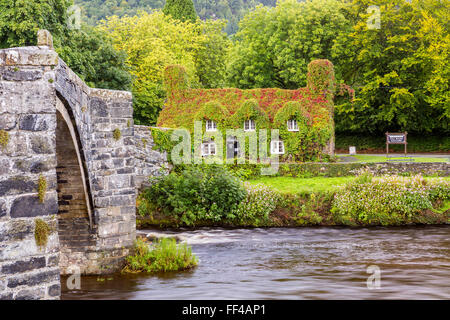 17. Jahrhundert Steinbrücke über den Fluss Conwy bei Romanum, mit dem Efeu bewachsenen Tu Hwnt i'r Bont National Trust Teestuben auf das, was wir Stockfoto