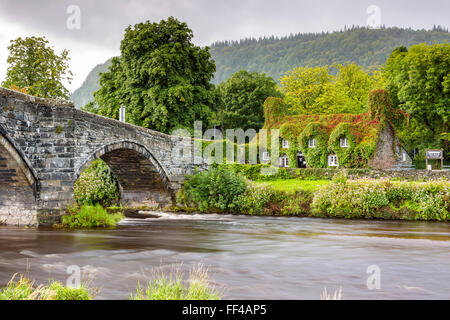 17. Jahrhundert Steinbrücke über den Fluss Conwy bei Romanum, mit dem Efeu bewachsenen Tu Hwnt i'r Bont National Trust Teestuben auf das, was wir Stockfoto