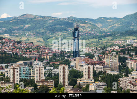 Luftaufnahme von Vraca Memorial Park auf Sarajevo Stadt Avaz Twist Tower Wolkenkratzer, Bosnien und Herzegowina Stockfoto