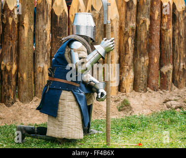 MINSK, BELARUS - 19. Juli 2014: Denkmalpflege der ritterlichen Kämpfe auf Festival der mittelalterlichen Kultur. Die Belagerung von hölzernen f Stockfoto