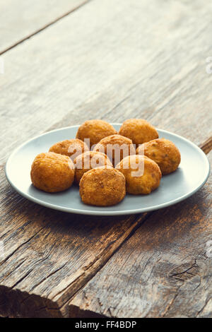 Arancini-sizilianische Streetfood - Reisbällchen gefüllt mit Fleisch gekocht Stockfoto