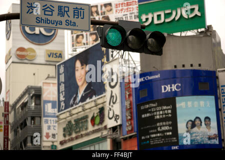 Shibuya Station Tokio Japan Straßenlaterne und Zeichen Stockfoto