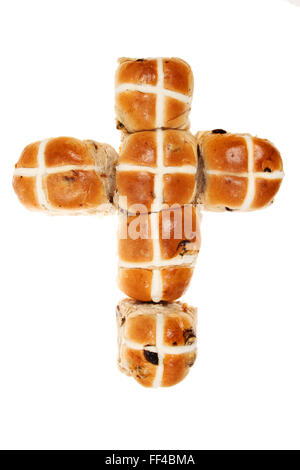 Heißen Cros Brötchen in der Form eines Kreuzes isoliert gegen weiß Stockfoto