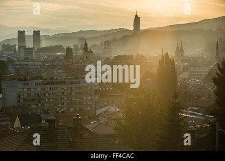 Sonnenuntergang über der Stadt Sarajevo, Bosnien und Herzegowina. Ansicht mit Avaz Twist Tower Stockfoto