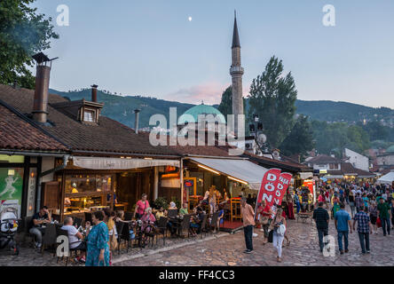 Wichtigsten Platz der Bascarsija historischen Viertel mit Havadze Duraka Moschee im Hintergrund in Sarajevo, Bosnien und Herzegowina Stockfoto