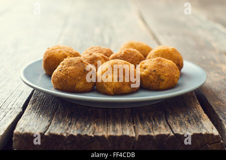 Arancini-sizilianische Streetfood - Reisbällchen gefüllt mit Fleisch gekocht Stockfoto