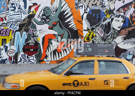 Ein gelbes Taxi in New York City fährt östlich vorbei Kunst von Faile an der Bowery Wandbild Wand in New York City Stockfoto